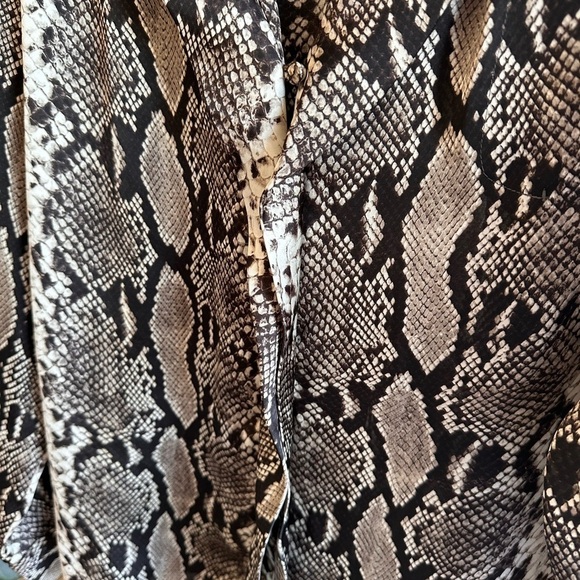 Jones New York Woman Reptile print silky blouse.  Long sleeves  - Size 20W - Picture 6 of 10